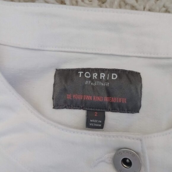Torrid Women’s Size 2 White Denim Jacket 98% Cotton / 2% Spandex Cropped Button - Picture 2 of 7
